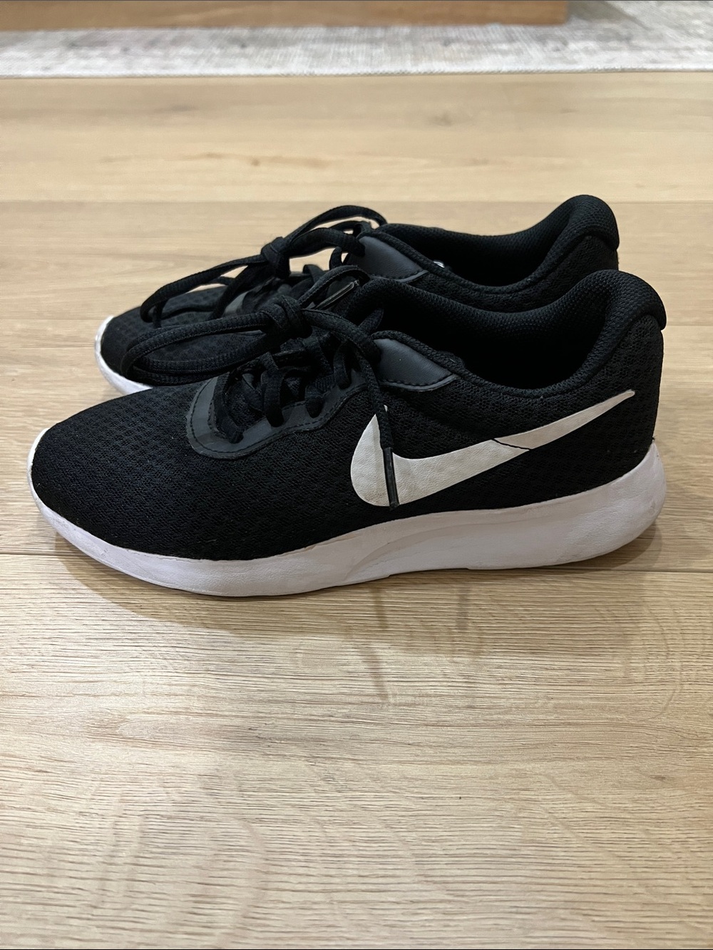 Nike women’s Black and White Tanjun Sneakers size 6